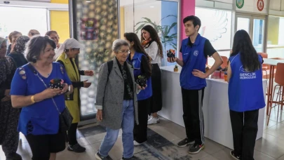 Otizmli çocuklardan çiçekli Anneler Günü kutlaması