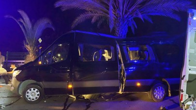 Tur minibüsü ile otomobil çarpıştı: 2 ölü, 7 yaralı