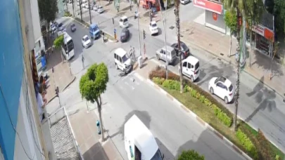 Kırmızı ışıkta geçen otomobil hafif ticari araçla çarpıştı, sürücüler yardım etmeden yollarına devam etti