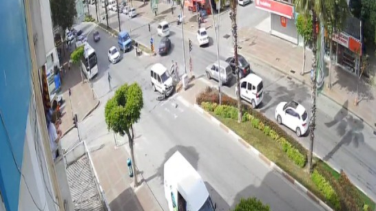 Kırmızı ışıkta geçen otomobil hafif ticari araçla çarpıştı, sürücüler yardım etmeden yollarına devam etti