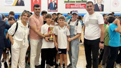 Genç sporcuların madalya sevinci