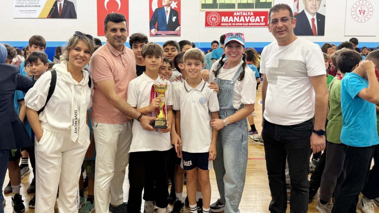 Genç sporcuların madalya sevinci