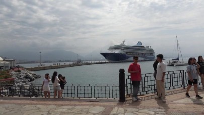 Bin 795 yolcu ve 729 mürettebatı bulunan kruvaziyer Alanya Limanı’na demir attı