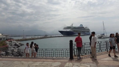 Bin 795 yolcu ve 729 mürettebatı bulunan kruvaziyer Alanya Limanı’na demir attı