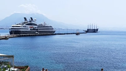 Lüks kruvaziyer Alanya Limanı'na demirledi