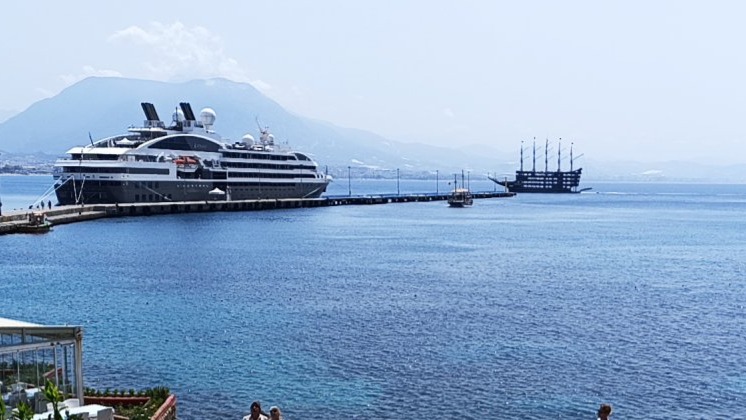 Lüks kruvaziyer Alanya Limanı'na demirledi