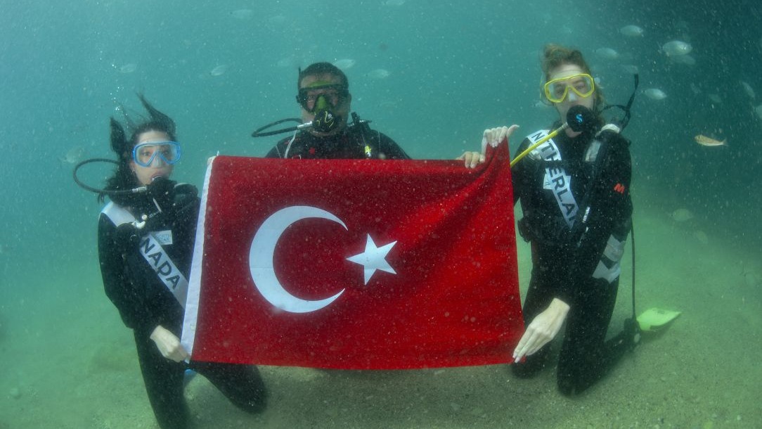Kraliçe adayları deniz altını keşfetti