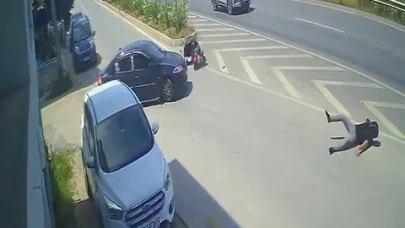 Otomobille çarpışan motosikletin sürücüsü metrelerce savruldu