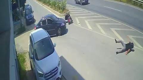 Otomobille çarpışan motosikletin sürücüsü metrelerce savruldu