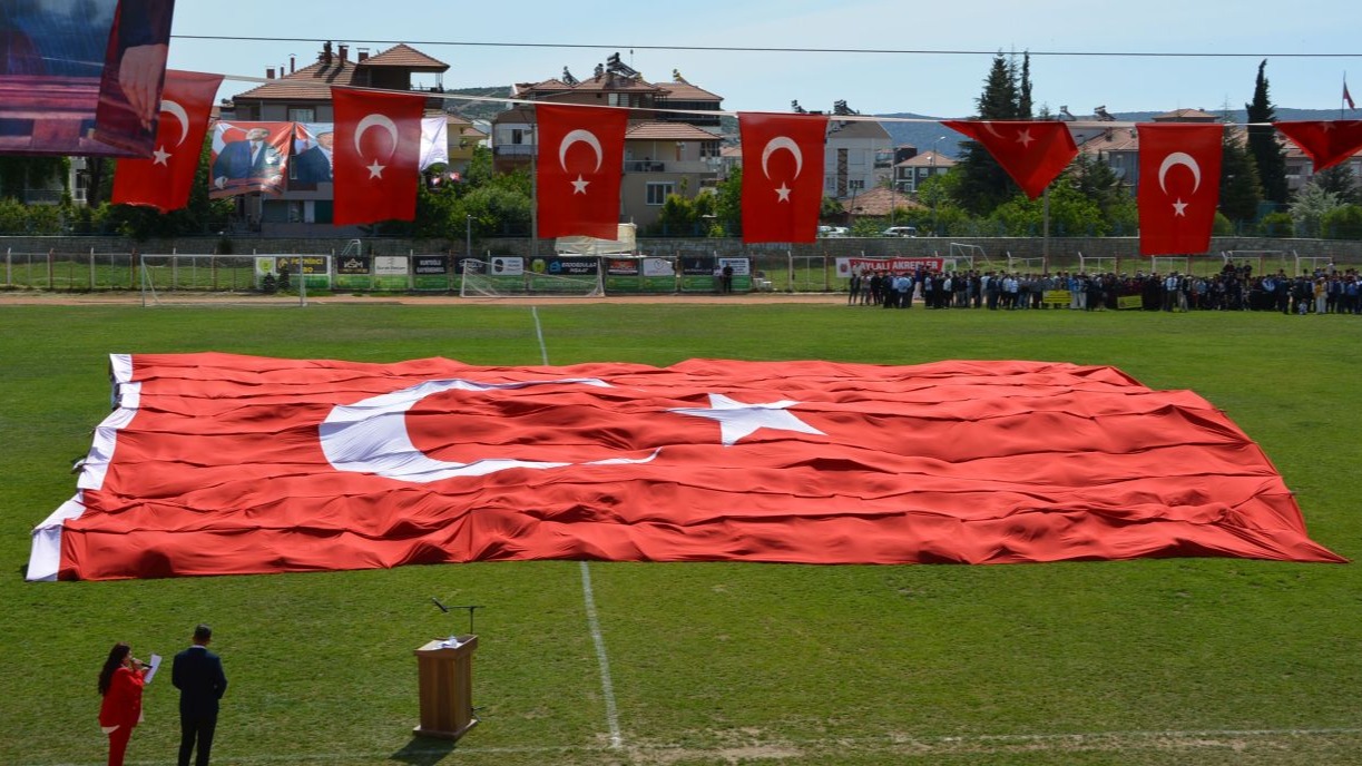 Korkuteli'de 19 Mayıs bayrak gösterisi ve yarışmalarla kutlandı