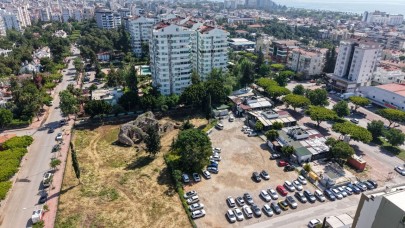 Lüks konutların arasında kalan tarihi hamam zamana direniyor