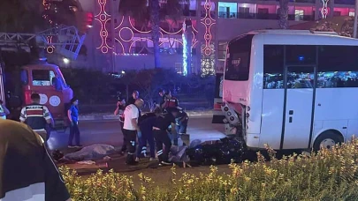 Motosiklet park halindeki midibüse çarptı: 2 ölü