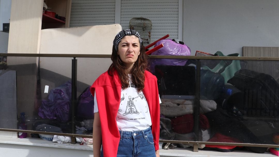 Apartmanda köpek besleme krizi; komşular koku ve hijyen sorunundan şikayetçi