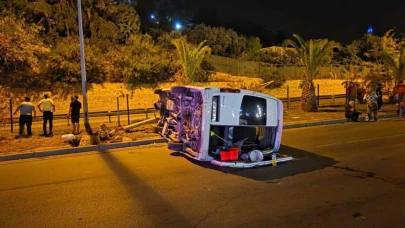 Taraftar grubunu taşıyan minibüs devrildi