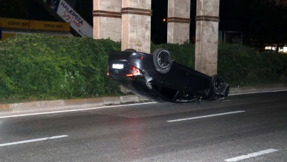 Kontrolden çıkan otomobil refüje çarpıp takla attı