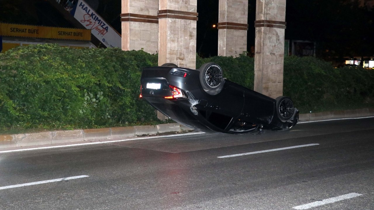 Kontrolden çıkan otomobil refüje çarpıp takla attı