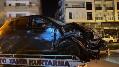 Antalya'da alkollü sürücü park halindeki araçlara çarptı