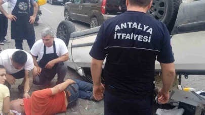 Alanya’da kontrolden çıkan kamyonet önce otomobile çarptı, ardından takla attı: 1 yaralı