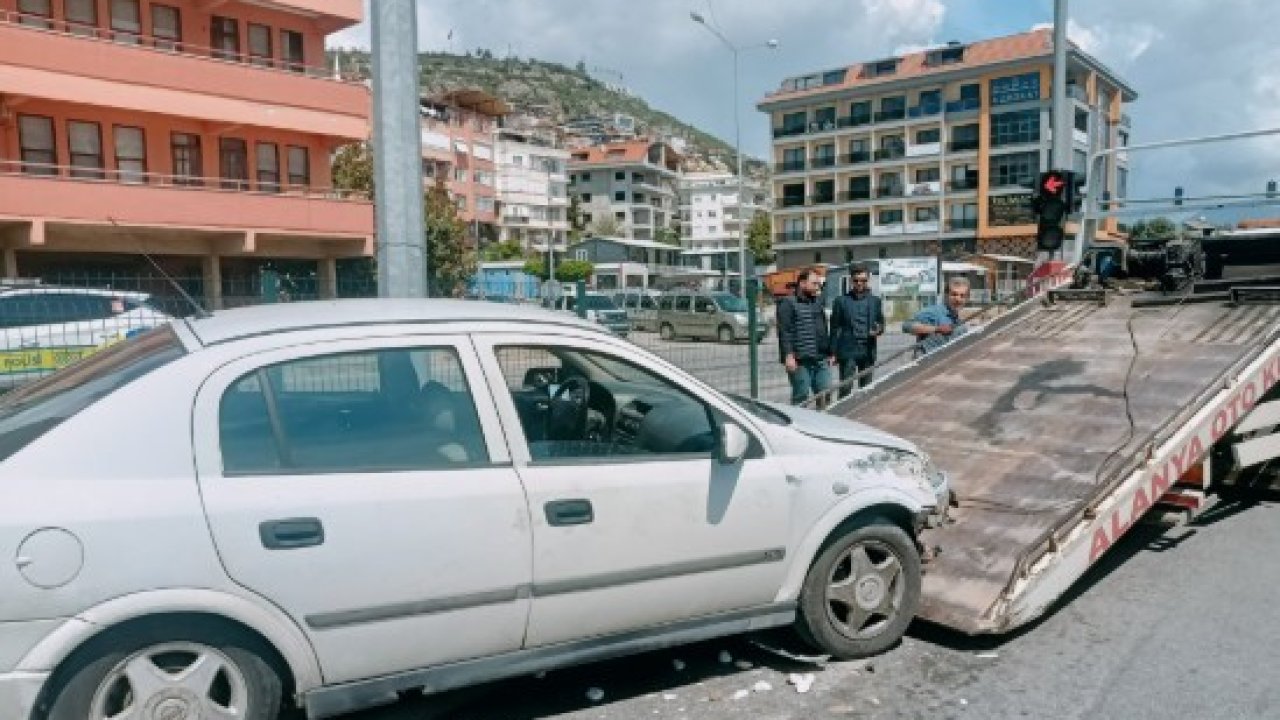 Alanya’da Refüje Çarpan Otomobil Aydınlatma Direğine Çarparak Durdu