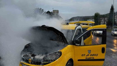 Alanya’da seyir halindeki otomobil alev aldı
