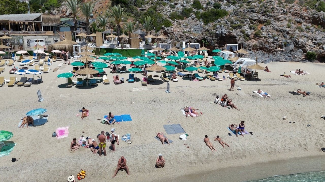 Alanya’da sıcak havayı fırsat bilen turistler Kleopatra Plajı’na akın etti