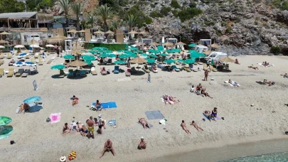 Alanya’da sıcak havayı fırsat bilen turistler Kleopatra Plajı’na akın etti