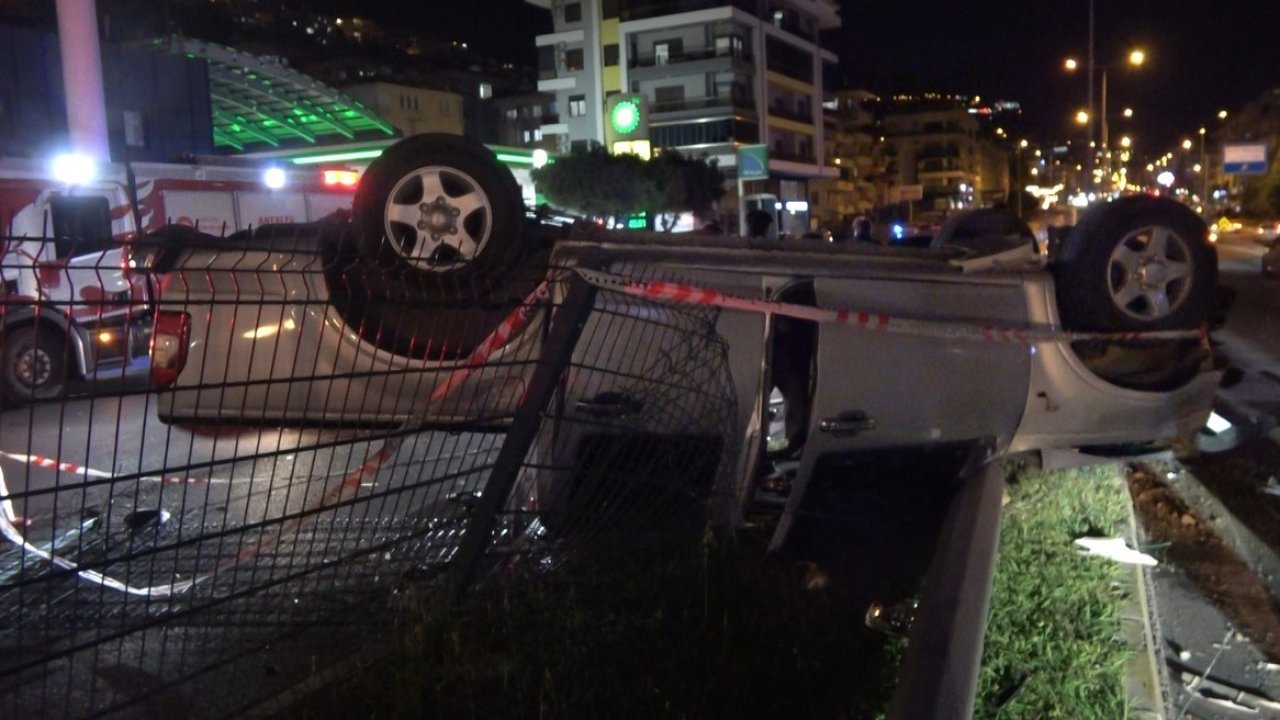 Alanya’da takla atan otomobil hurdaya döndü: 2 yaralı