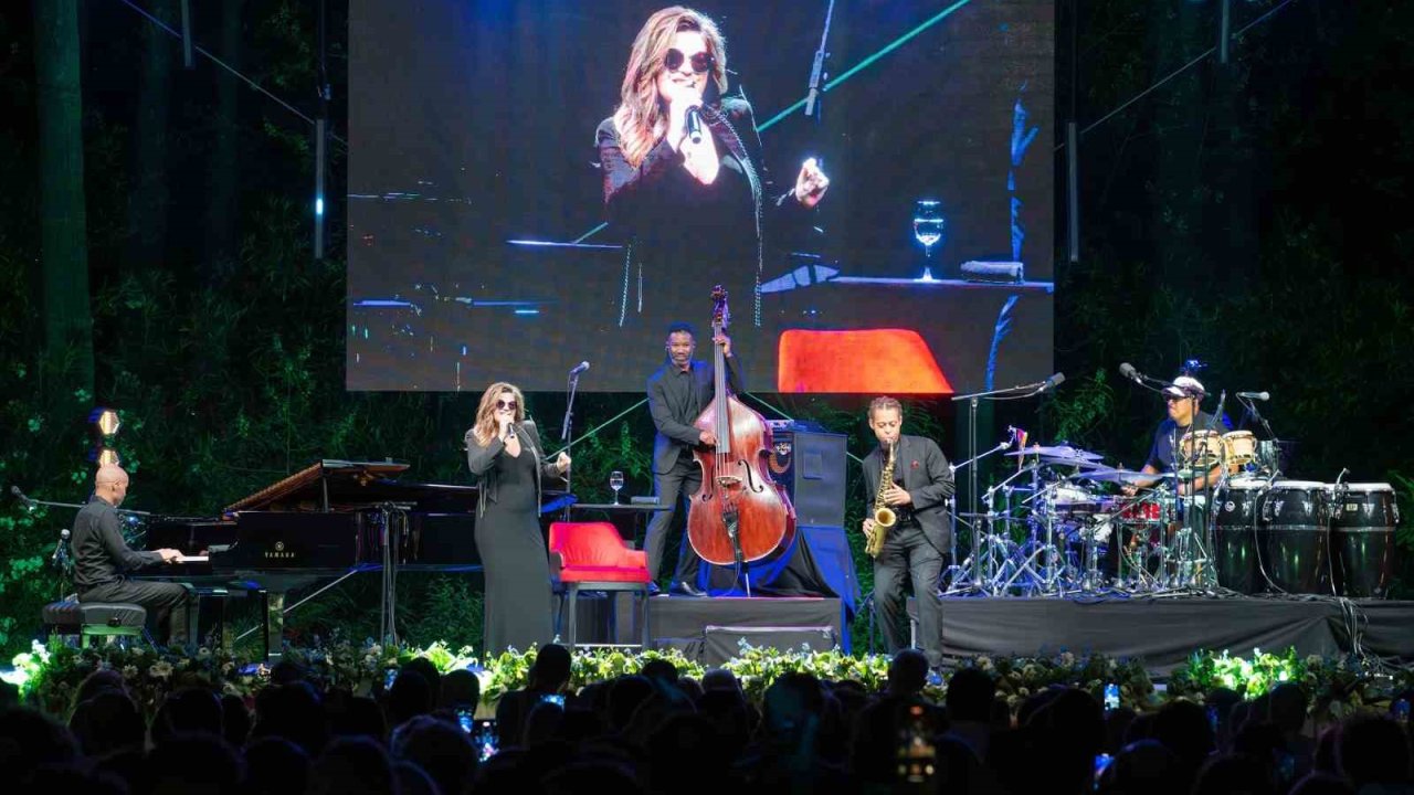 Anne olmaya hazırlanan Melody Gardot Antalyalı müzikseverlerle buluştu