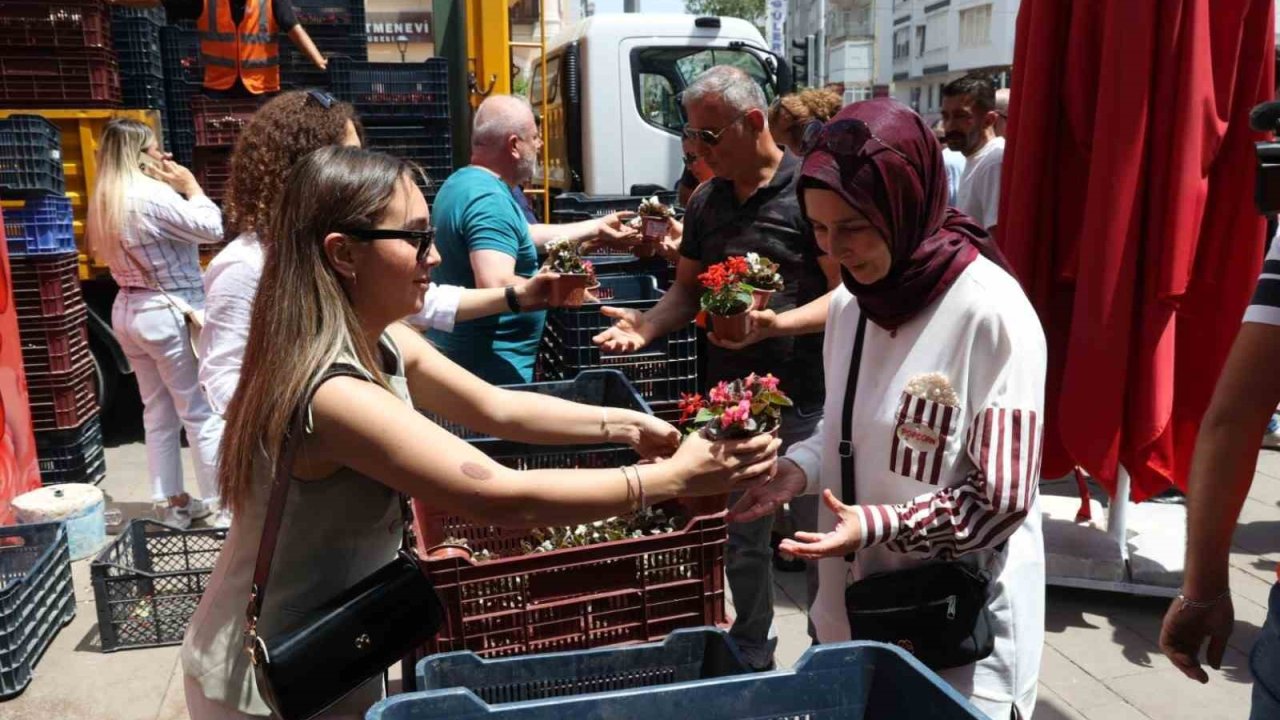 Antalya Büyükşehir’den annelere 25 bin çiçek
