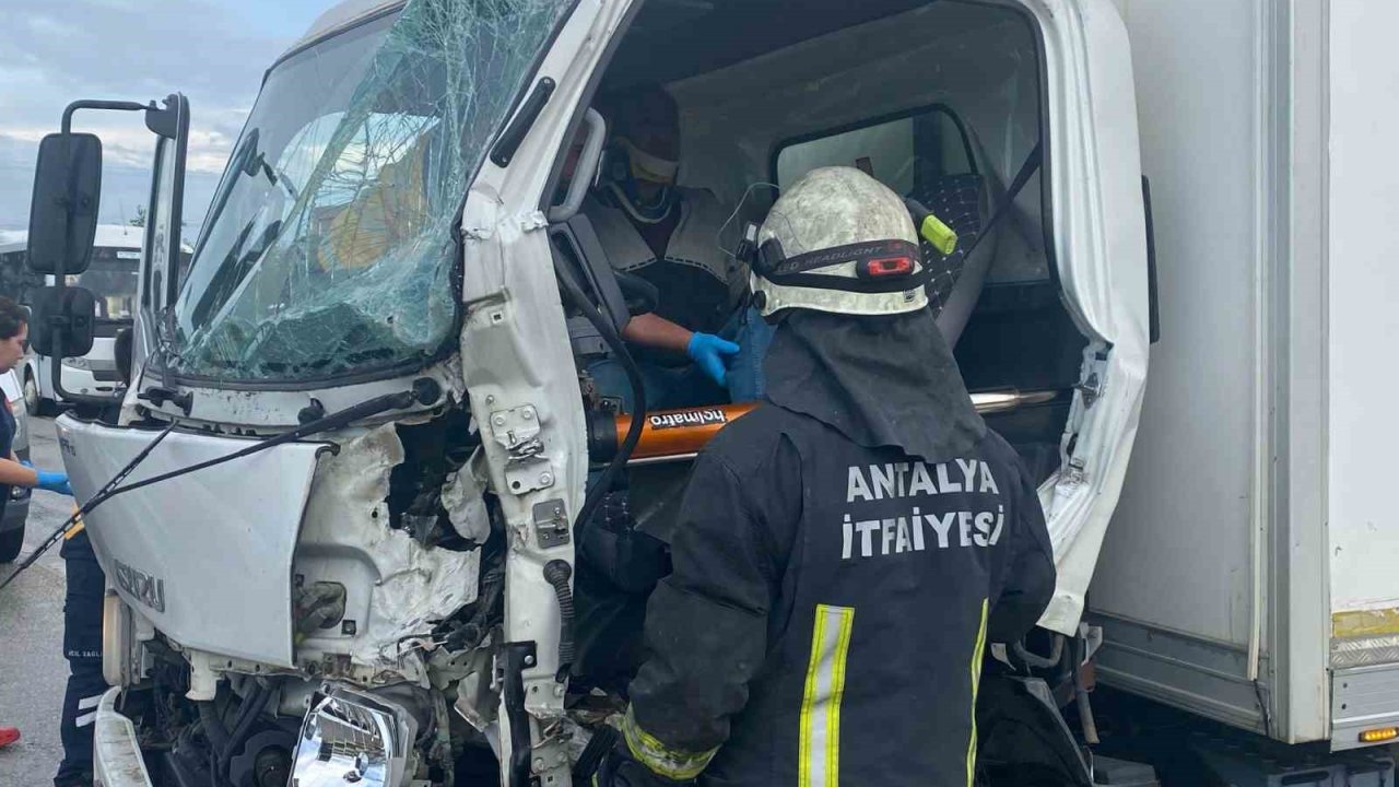 Antalya’da 3 aracın karıştığı zincirleme kazada 1 kişi yaralandı