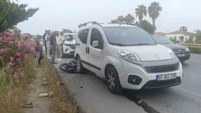 Antalya’da emniyet şeridinde duran araca motosiklet çarptı: 1 ağır yaralı