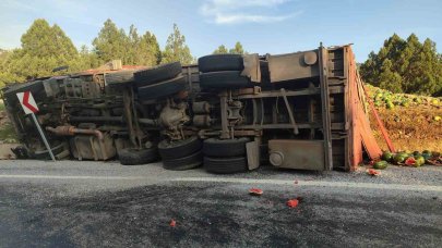 Antalya’da karpuz yüklü kamyon devrildi, tonlarca karpuz yol kenarına savruldu