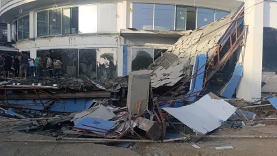 Antalya’da otel inşaatının balkonu göçtü: İşçiler canını son anda kurtardı