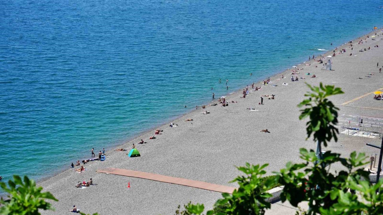 Antalya’da termometreler 28 dereceyi gösterdi, tatilciler denizin keyfini çıkardı