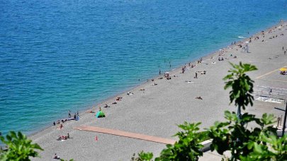 Antalya’da termometreler 28 dereceyi gösterdi, tatilciler denizin keyfini çıkardı