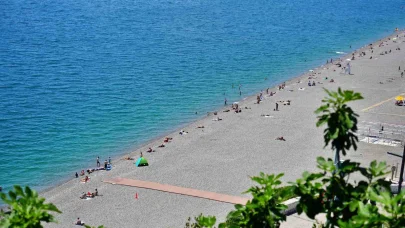 Antalya’da termometreler 28 dereceyi gösterdi, tatilciler denizin keyfini çıkardı