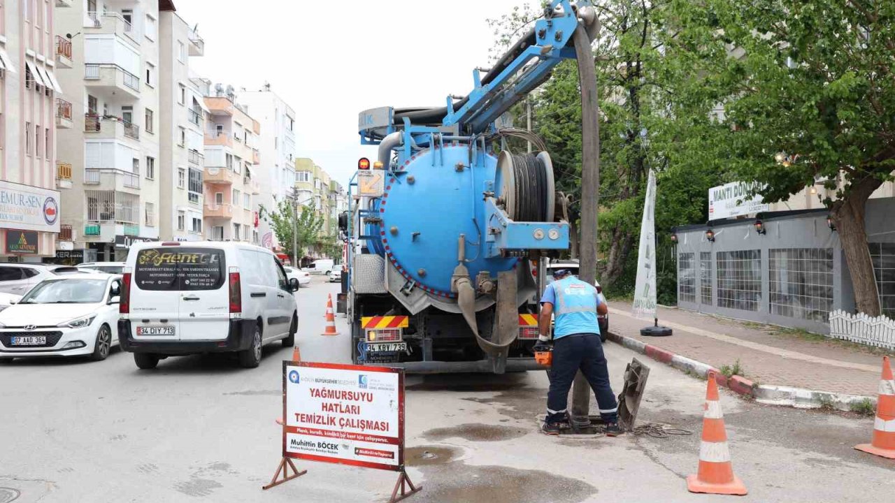 ASAT’ın ana arter ve bulvarlarda yağmur suyu hattı temizliği sürüyor