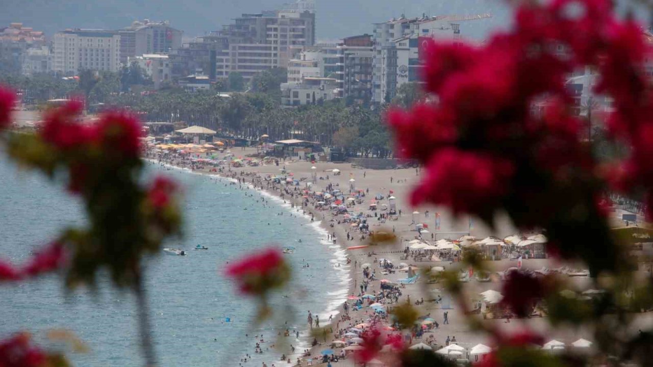 Antalya'lı Günlük Tatili Fırsat Bilerek Konyaaltı Sahili'ni Doldurdu