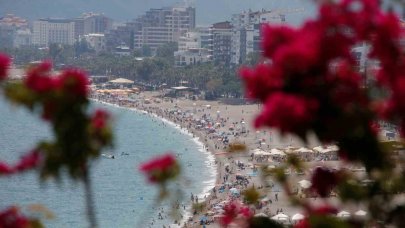 Antalya'lı Günlük Tatili Fırsat Bilerek Konyaaltı Sahili'ni Doldurdu