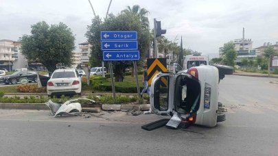Devrilen araçtan yara almadan çıktılar