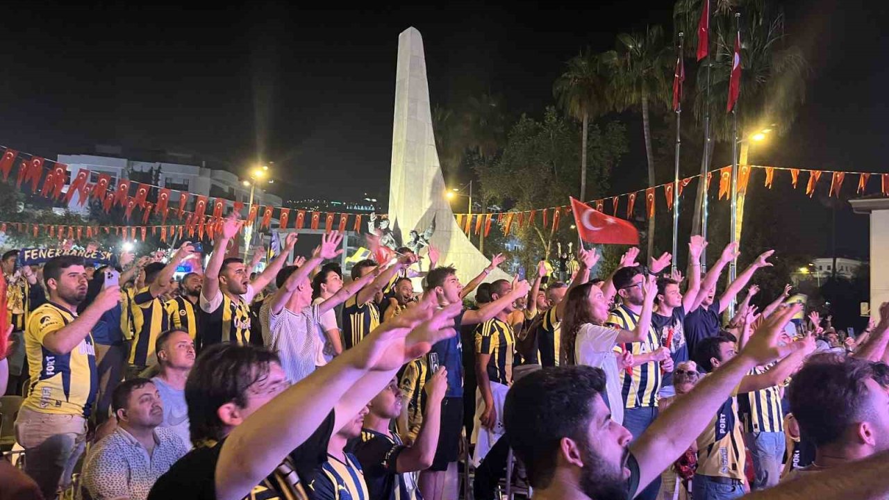 Fenerbahçe’nin şampiyonluğu meşaleler ve bayraklarla kutlandı