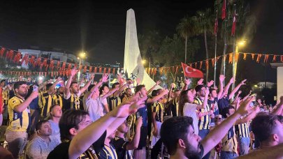 Fenerbahçe’nin şampiyonluğu meşaleler ve bayraklarla kutlandı