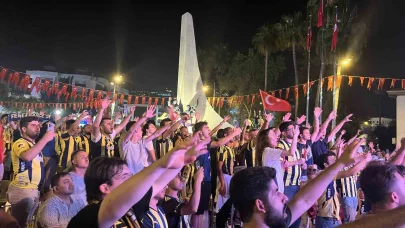 Fenerbahçe’nin şampiyonluğu meşaleler ve bayraklarla kutlandı