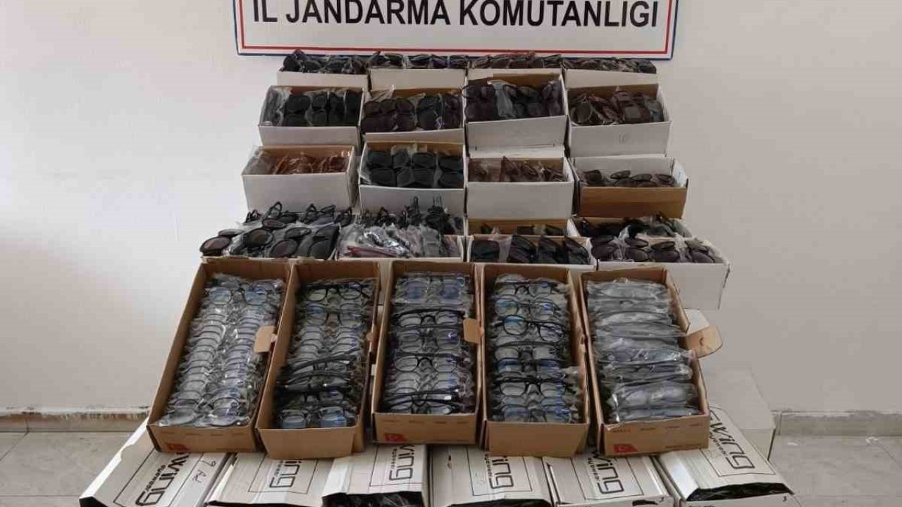 Gazipaşa’da araçta 3 bin kaçak gözlük ele geçirildi