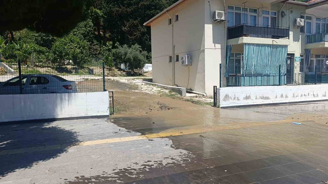 İçme suyu deposundaki aksaklık Manavgat’ta caddeyi göle çevirdi