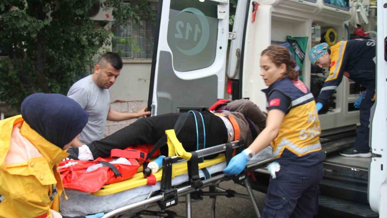 Kamyonet ile çarpışan motosikletin sürücüsü yaralandı