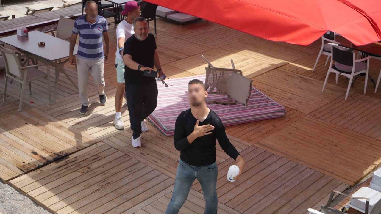 Konyaaltı Sahili’nde kaçak yapılar sökülüyor