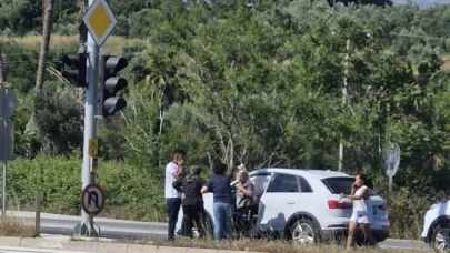 Manavgat’ta kırmızı ışıkta otomobil ile kamyonet çarpıştı: 3 yaralı