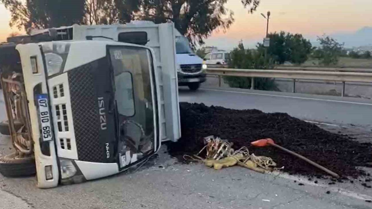 Manavgat’ta lastiği patlayan kamyonet devrildi: 3 yaralı