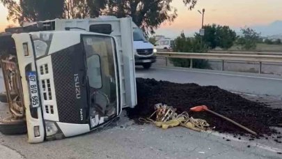 Manavgat’ta lastiği patlayan kamyonet devrildi: 3 yaralı